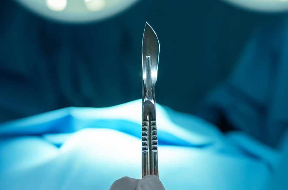 使用手術刀時遵守 OSHA 的血源性病原體標準